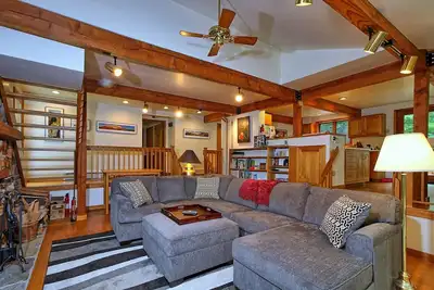 Image de Les vacances en famille parfaites sont disponibles au Lakewood Lodge, une propriété qui accepte les animaux domestiques. Profitez de la spectaculaire cheminée en pierre ou trempez-vous dans le bain à remous après une longue journée passée au grand air.