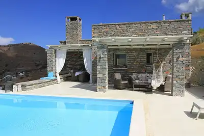 Image de Villa privée spacieuse avec vue sur la mer, piscine à débordement, jardin et Wi-Fi gratuit