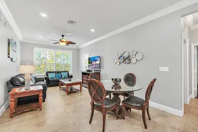 Image de Condo luxueux surplombée sur un plancher supérieur avec chambre à coucher pour enfants