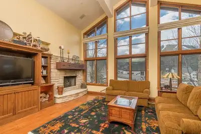 Image de Élégant condo de plain-pied de 3 chambres et 3 salles de bains dans le centre-ville de Ketchum avec vue panoramique sur les montagnes