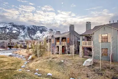 Image de Maison de ville bien aménagée avec 3 chambres, vue sur le sud, commodités pour lodge et navette gratuite