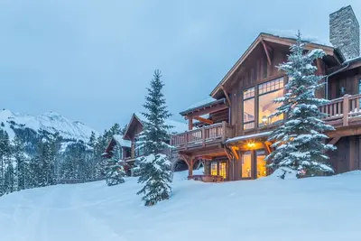 Ski in, suite de luxe de ski dans Alpine Meadows avec une vue magnifique et un bain à remous