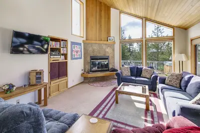 Image de Profitez de la vue sur le mont. Bachelor de la salle à manger de cette maison climatisée