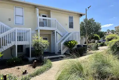 Image de Condo # 1040 Surplombant notre canal et notre parcours de golf 9 trous par 3 à Destin!