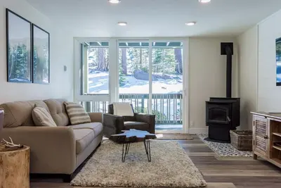 Image de Condo de coin lumineux avec décoration moderne et vue sur la montagne - à pied du village et du ski