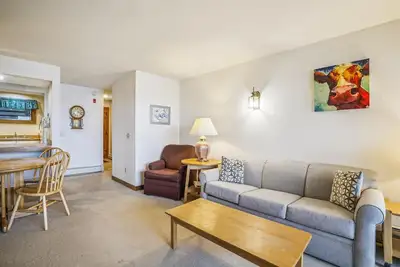 Image de Ski sur / ski off Condo avec piscine, bain à remous et centre de fitness