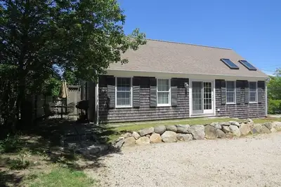 Image de Ce magnifique chalet, avec une allée partagée, est situé dans le coeur du centre ville de Chatham.