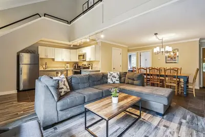 Image de Si l'emplacement est important, ce condo est pour vous avec une navette pour les pistes / maison de ski