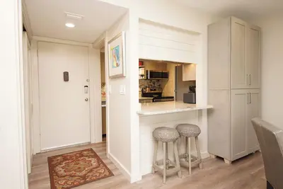 Image de # 1071 Superbe niveau de sol 2 Br surplombant piscine et terrain de golf. Animaux acceptés.