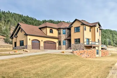 Image de Superbe maison 5br Deadwood Area avec bain Ă remous et salle de jeux