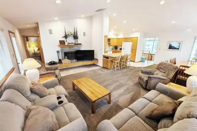 Image de Cette maison de deux étages à vie inversée est située au centre avec un plan d'étage ouvert.