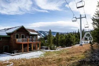 Image de Maison de montagne avec accès skis aux pieds, cuisine gastronomique, bain à remous, et est parfait pour les familles