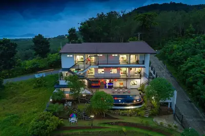 Image de Villa privée moderne avec piscine et vue sur la montagne Tropical Living.