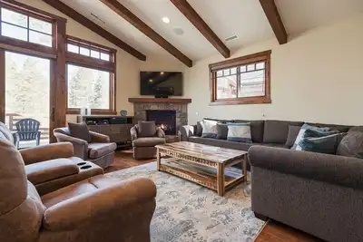 Image de Maison familiale sur le parcours de golf Sierra Star avec vue sur la montagne - promenade jusqu'au village de Mammoth