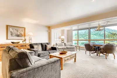 Image de Spacieux Penthouse 3Br Condo ~ Pas de frais de nettoyage ~ Enfants Ski gratuit!