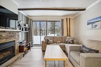 Image de Condo confortable avec cheminée et navette pour les pistes / maison de ski