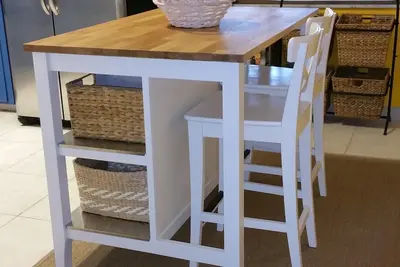 Image de One Mile Straight Walk jusqu'à l'océan, les personnes âgées et les chiens