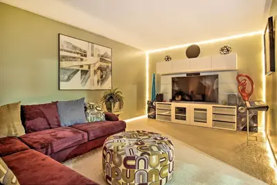 Image de Maison de banlieue de Detroit avec véranda, grill et foyer!