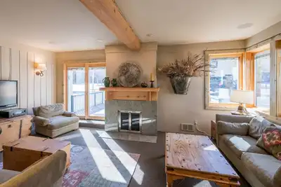 Image de Élégant condo sur Warm Springs Creek avec accès au bain à remous - marche au télésiège