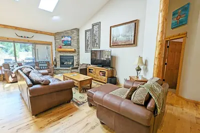 Image de Maison de luxe avec écran plat de 65 \"dans le salon, livrée avec 10 laissez-passer Sharc!