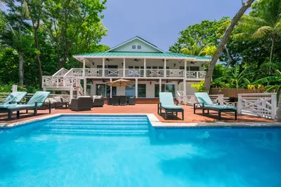 Image de Maison ultime en bord de mer avec bateau, piscine, planches à pagaie, quai privé et plus