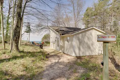 Image de Beachfront Lake Michigan Cottage w / Fire Pit & Deck