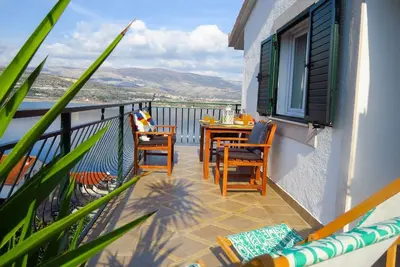 Image de Appartement de deux chambres avec la terrasse et la vue sur le mer Mastrinka, Ciovo (A-2049-c)