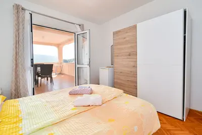 Image de Appartement de deux chambres avec la terrasse et la vue sur le mer Supetarska Draga - Donja, Rab (A-2013-a)