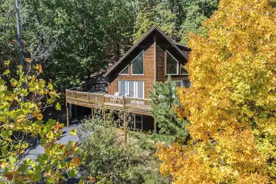 Image de Maison en bois rond avec vue sur la montagne et les pistes de ski