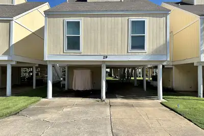 Image de Le condo Town House # 29 de 3 chambres, 2 salles de bain est une courte promenade de notre plage privée!