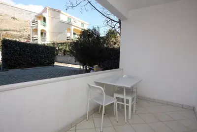 Image de Garçonnière prés de la plage Duce, Omis (As-4795-e)