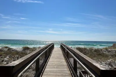 Image de Condo # 8141 est un studio avec une courte promenade de notre plage.