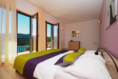 Image de Appartement de quatre chambres avec le balcon et la vue sur le mer Rabac, Labin (A-3011-a)
