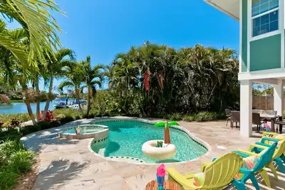 Image de Les amarres! Apportez votre bateau dans cette maison récemment rénovée avec piscine privée