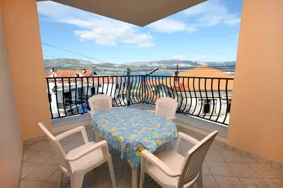 Image de Appartement de trois chambres avec la terrasse et la vue sur le mer Mastrinka, Ciovo (A-4836-a)