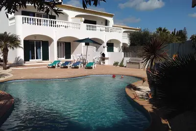 Image de Villa avec piscine privée et vue sur la mer, - l'hiver permet. . .