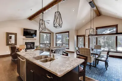 Image de Nouveau 3Bdr Luxury Home-foyer, parking sur place, Kids Ski Free