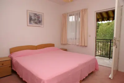 Image de Garçonnière avec le balcon et la vue sur le mer Sutivan, Brac (As-747-a)