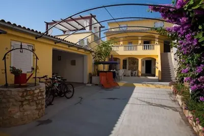 Image de Appartement de trois chambres avec la terrasse Poljana, Ugljan (A-8523-c)