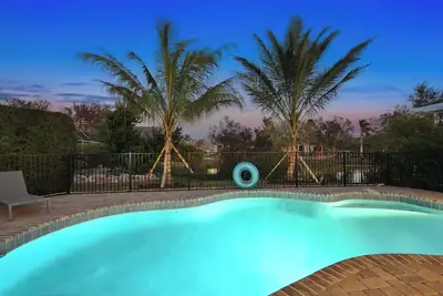 Image de Souvenirs de bord de mer! Living Lakefront et à seulement 10 minutes de la plage!