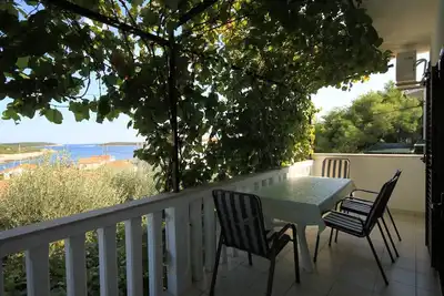 Image de Appartement de deux chambres avec la terrasse et la vue sur le mer Rukavac, Vis (A-2411-a)