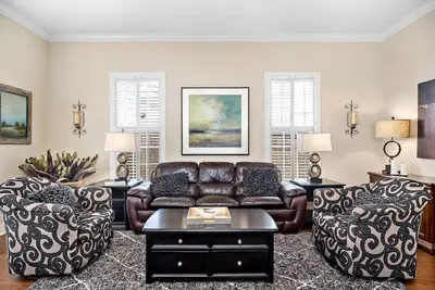 Image de Les chênes sur la main | Superbe rue principale Battre en retraite