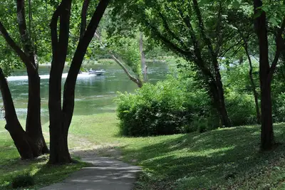 Image de Grand Emplacement Luxe 3 Bdrm 3 Bain Lac Condo