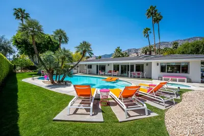 Image de Piscine, spa, terrasse extérieure couverte, vue sur la montagne, foyer, WiFi gratuit