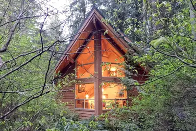 Image de Snowline Cabin #4 - Cabane en cèdre acceptant les animaux de compagnie avec un bain à remous extérieur privé!