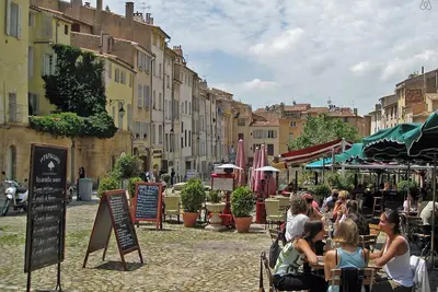 Image de Studio Aix-en-Provence, sous les toits, situé dans le centre historique.