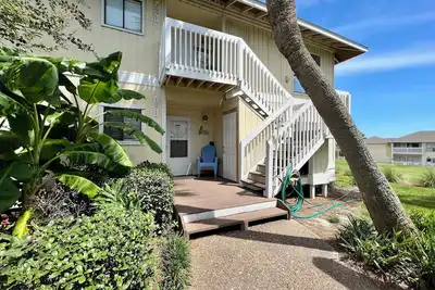 Image de Ce condo # 2071 récemment mis à jour surplombe la piscine et le parcours de golf.