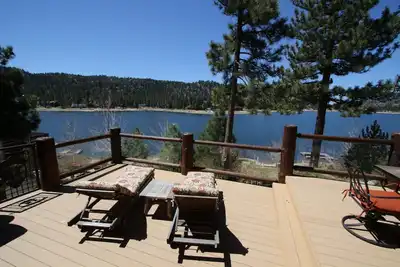 Image de Superbe Lakefront Home, salle de jeux, bain à remous, foyer, 100 ft. Plage, eau profonde