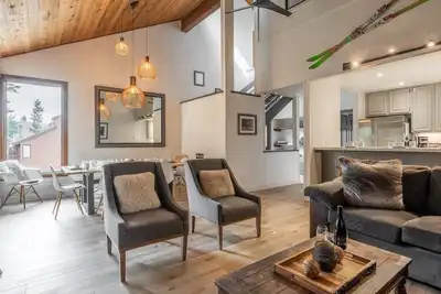 Image de Maison de ville spacieuse de 3 chambres avec mezzanine, chambre pour enfants et bain à remous relaxant - marche en télécabine