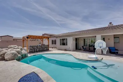 Image de Lake Havasu City Home avec piscine privée et basketball!